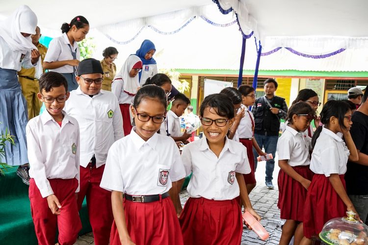 Melalui program Indonesia Melihat, siswa SD, SMP, dan SMA di Kupang menerima bantuan kacamata gratis dari Dompet Dhuafa dan Tokopedia.