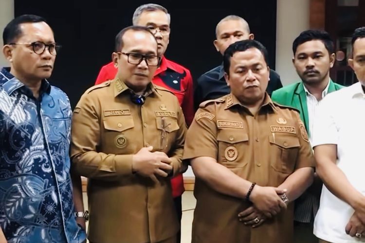 Pemkab Kubu Raya Larang Pemasangan Bendera Partai di Jalan Utama Menuju Bandara