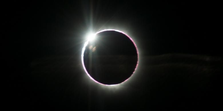 Lapisan korona matahari terlihat saat gerhana matahari total atlantik pada Minggu (3/11/2013).