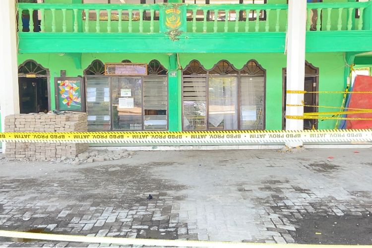 Area asrama putra Ponpes Al Khoziny Sidoarjo yang telah terpasang garis polisi selama proses penyidikan usai tragedi mushala ambruk, Selasa (7/10/2025)
