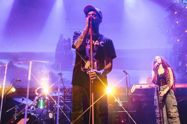 Zayn Malik mengenakan kaus hitam dan celana jogger.