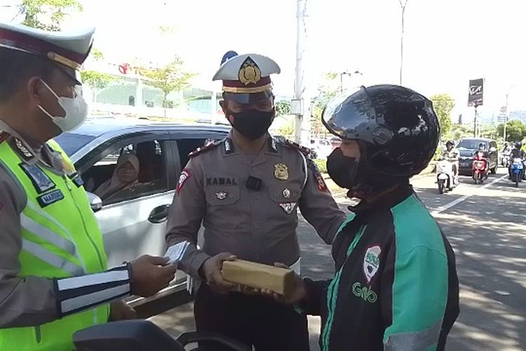 Operasi Patuh 2022 Satlantas Polres Palopo, Sulawesi Selatan, Rabu (15/6/2022) siang membagikan bingkisan bagi pengendara yang taat aturan.
