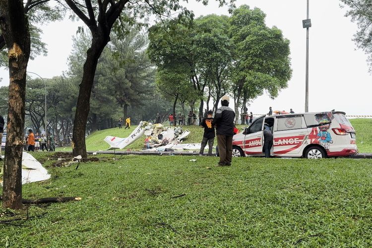 Sebuah pesawat latih jatuh di pinggir Jalan BSD Grand Boulevard tepatnya di seberang McDonalds, Cilenggang, Serpong, Tangerang Selatan, Banten pada Minggu (19/5/2024) siang.