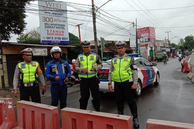 Penutupan jalan di kota Tangerang, Rabu (1/1/2020).