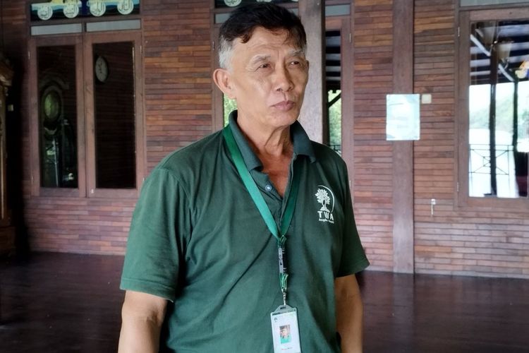 Petugas konservasi Taman Wisata Alam Angke (TWA) Pantai Indah Kapuk (PIK) yang bernama Resijati Wasito (63), Senin (24/4/2023). (KOMPAS.com/XENA OLIVIA)