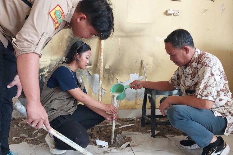 Atasi Api Misterius di Rumah Warga Sleman, Tim UGM Tuang Air Kapur untuk Tekan Bakteri