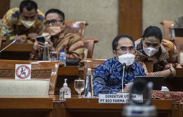 Direktur Utama PT Bio Farma (Persero) Honesti Basyir (kedua kanan) di Kompeks Parlemen, Senayan, Jakarta, Selasa (9/11/2021).
