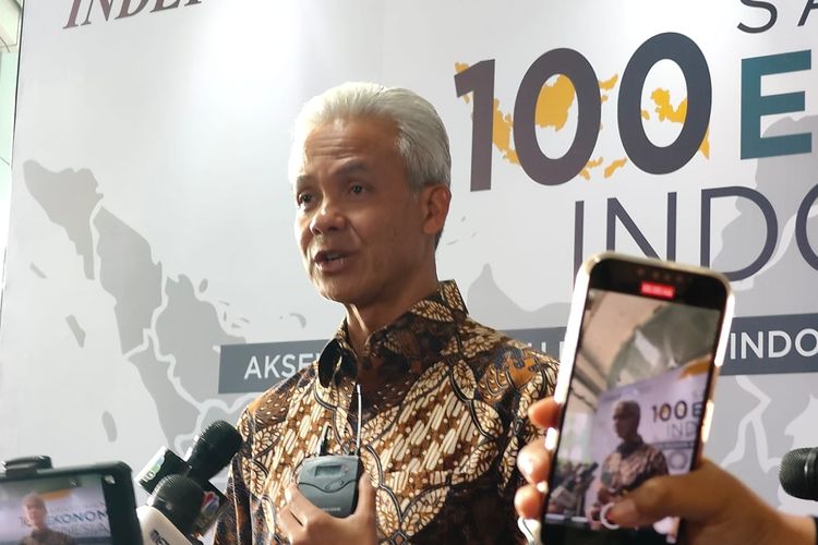 Bakal calon presiden (bacapres) PDI-P, PPP, Perindo, Hanura, Ganjar Pranowo usai menghadiri acara Sarasehan 100 Ekonom Indonesia, di Jakarta, Rabu (8/11/2023).