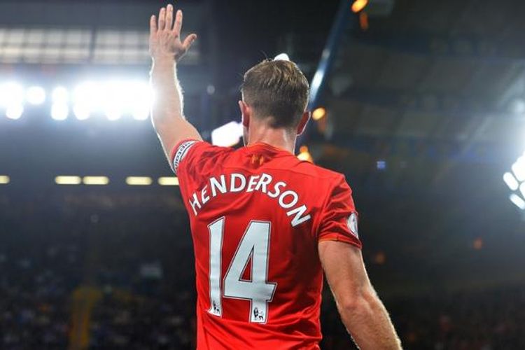 Kapten Liverpool, Jordan Henderson, melambaikan tangan setelah partai kontra Chelsea pada lanjutan Premier League di Stadion Stamford Bridge, 16 September 2016.