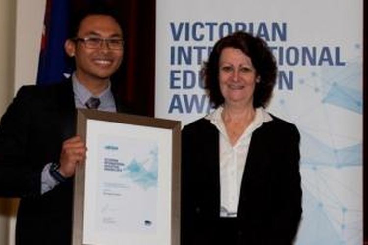 Harriyadi Irawan saat mendapat penghargaan sebagai mahasiswa internasional terbaik di seluruh negara bagian Victoria, Australia pada 2014 