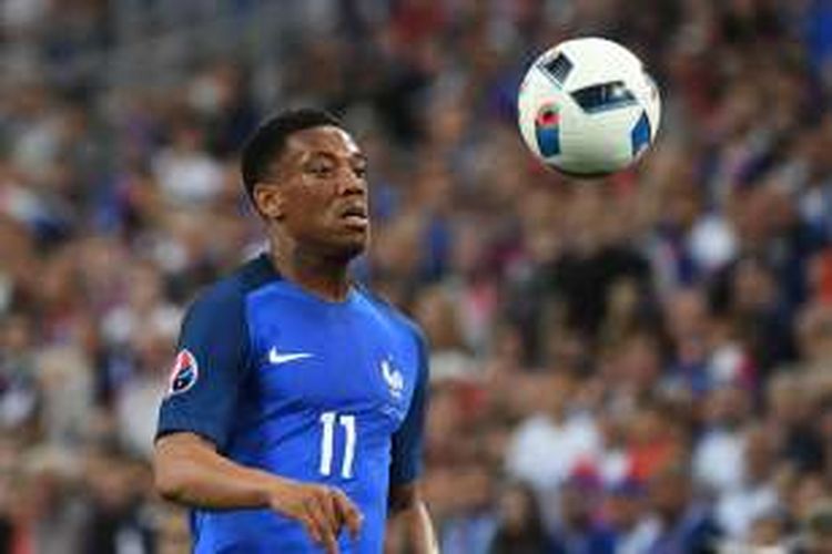 Anthony Martial membela tim nasional Perancis saat melawan Albania pada partai fase grup Piala Eropa di Stadion Velodrome, 15 Juni 2016.