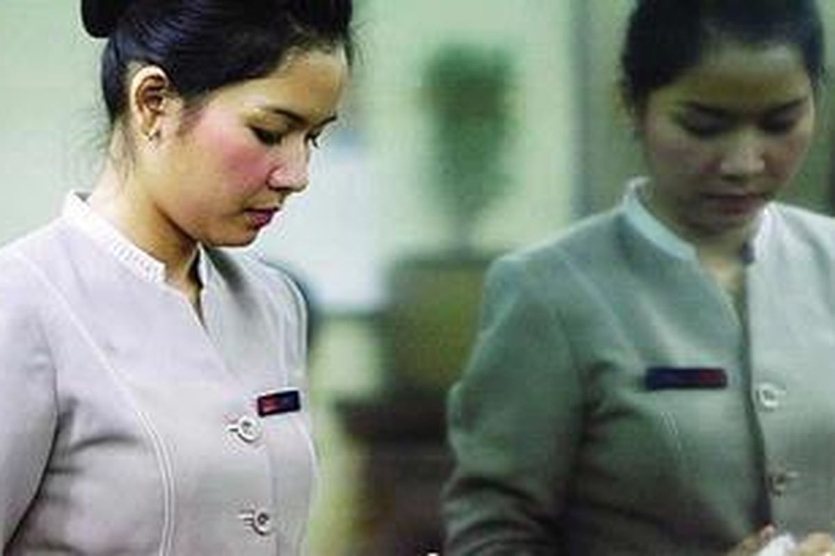 Staf di penukaran valuta asing di Kwitang, Jakarta, menghitung lembaran uang rupiah.