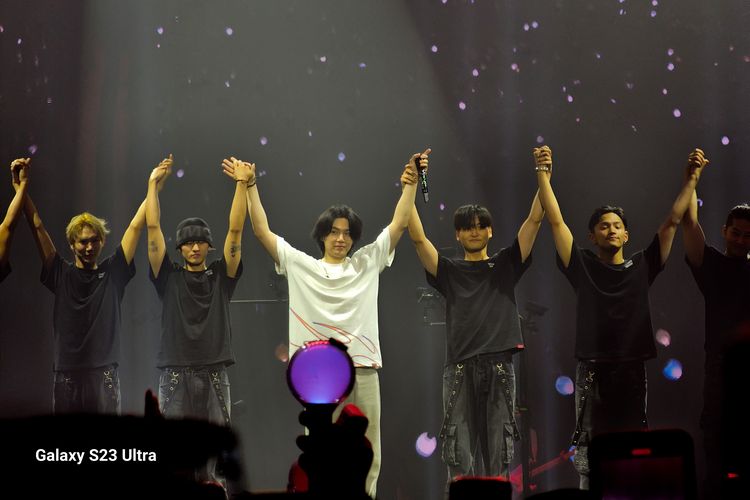 Suga BTS dan team Suga berpamitan setelah konser D-Day Tour in Jakarta sukses digelar Jumat (26/5/2023). Foto ini dijepret menggunakan kamera Samsung S23 Ultra