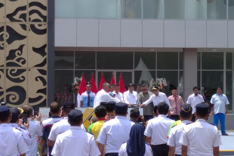 Presiden Joko Widodo bersama Menteri Perhubungan Budi Karya Sumadi meresmikan wajah baru Terminal Leuwipanjang dan Terminal Banjar, Jawa Barat, Sabtu (3/2/2024).