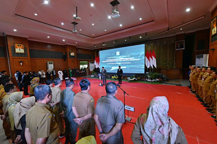 Wali Kota Surabaya Eri Cahyadi saat melakukan rotasi dan mutasi pejabat di Balai Kota Surabaya, Senin (7/8/2023).