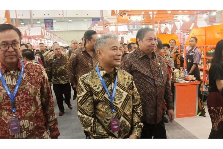 Direktur Utama BRI Sunarso bersama Menteri Koordinator Bidang Perekonomian Airlangga Hartarto saat di BRI UMKM EXPO(RT) 2025). 