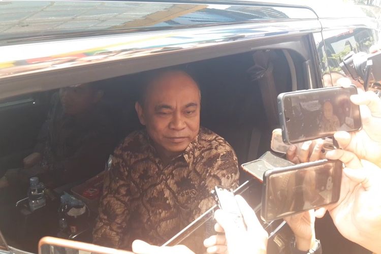 Ketua Umum Projo, Budi Arie Setiadi semobil bersama bacawapres Gibran Rakabuming Raka di Solo, Jawa Tengah, Selasa (31/10/2023).