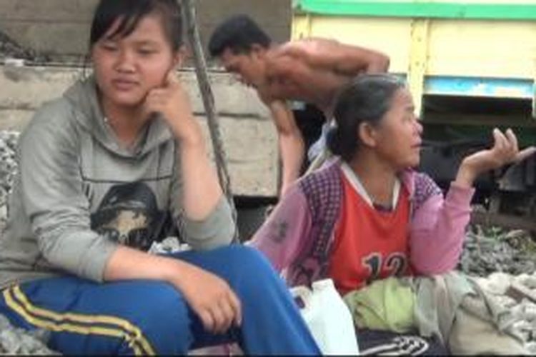 Perjuangan Hidup seorang gadis belia, Arniman Zai (16) demi menghidupi empat orang adiknya, dia terpaksa bekerja sebagai penambang batu di Sungai Oyo Desa Tuwuna, Kecamatan Mandrehe, Kabupaten Nias Barat, Sumatera Utara.