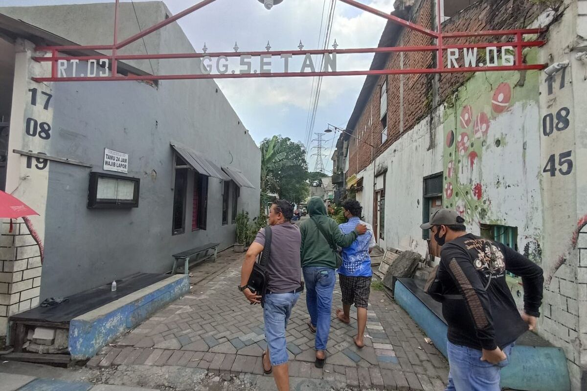 Seorang remaja berinisial ADS (18) ditangkap jajaran Satintelkam Polrestabes Surabaya lantaran terlibat tawuran di Jalan Banyu Urip Kidul 2, Surabaya, Senin (13/3/2023) sekitar pukul 03.15 WIB.