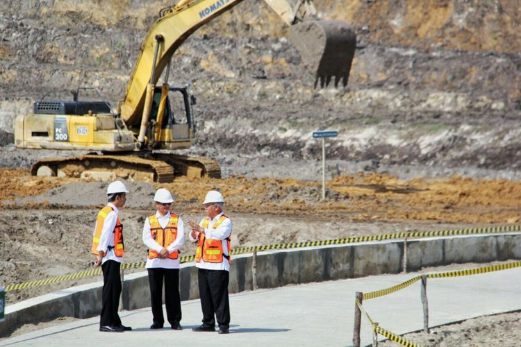 Presiden Joko Widodo dan Menteri PUPR Basuki Hadimuljono saat meninjau proyek Embung Rawasari di Kota Tarakan, Kalimantan Utara, Jumat (6/10/2017).