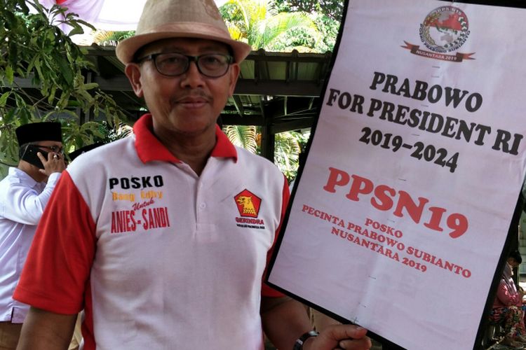 Salah seorang kader membawa poster berisi dukungan kepada Ketua Umum DPP Partai Gerindra Prabowo Subianto untuk kembali maju dalam Pemilihan Presiden (Pilpres) 2019 di kantor DPP Partai Gerindra, di Ragunan, Jakarta, Sabtu (10/2/2018). 