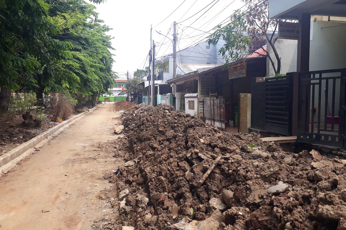 Proyek saluran air di RT 04, RW 09, Kelurahan Penggilingan, Kecamatan Cakung, Jakarta Timur, dikeluhkan karena tak kunjung rampung dan rusak rumah warga, Senin (2/12/2019).