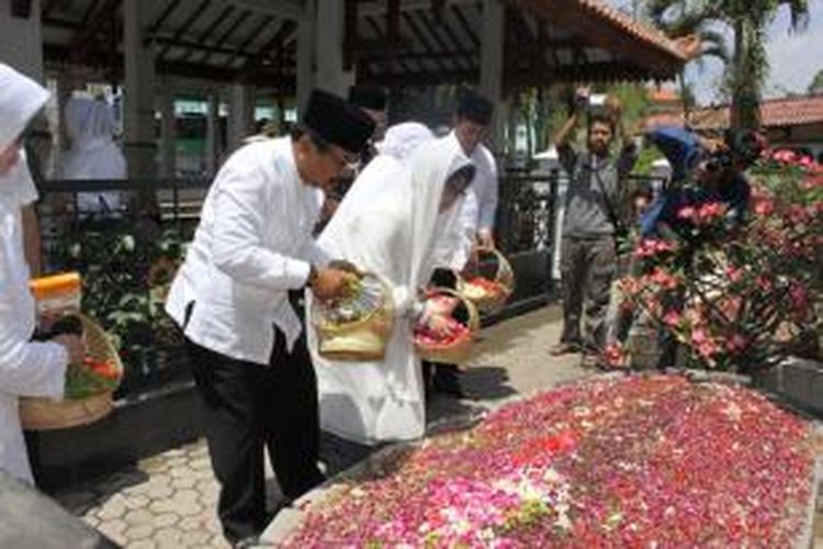 Gubernur Jawa Timur Soekarwo dan Nina Soekarwo menabur bunga saat berziarah ke makam KH Abdurrachman Wahid di kompleks Pondok Pesantren Tebuireng, Jombang, Jawa Timur, Selasa (27/8/2013).