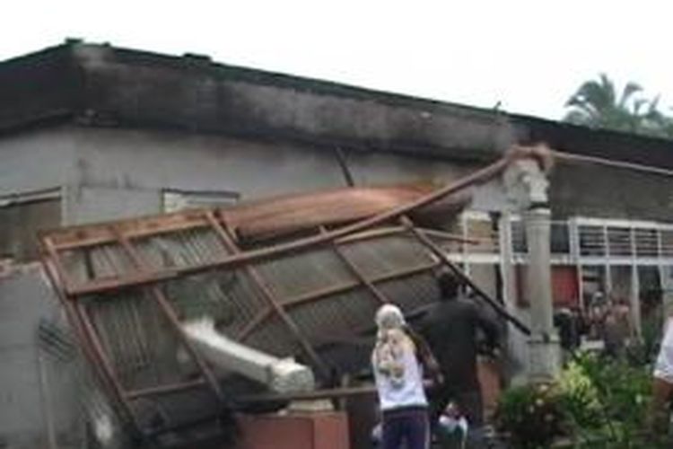 Petugas Lapas sedang memberesi Lapas pascarusuh berujung kebakaran, Senin (19/8/2013).