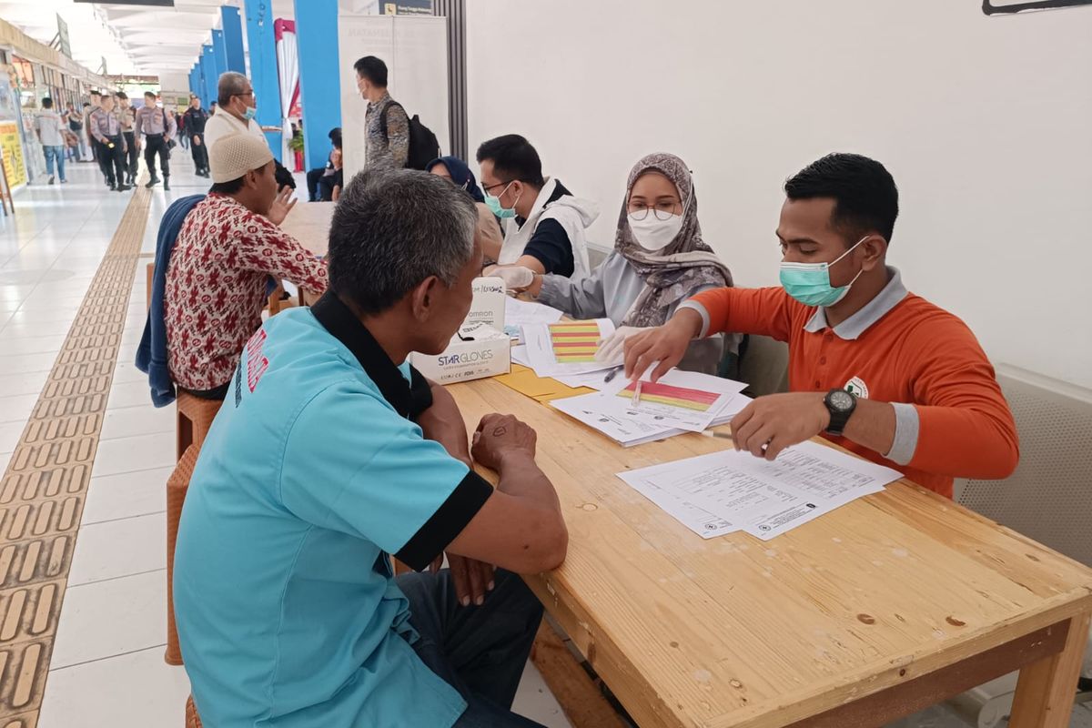 Para sopir bus AKAP di Terminal Kampung Rambutan, Ciracas, Jakarta Timur, menjalani tes urine dan tes kesehatan, Selasa (18/4/2023).