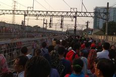 Penumpang KRL Commuter Line Serpong Menumpuk di Tanah Abang