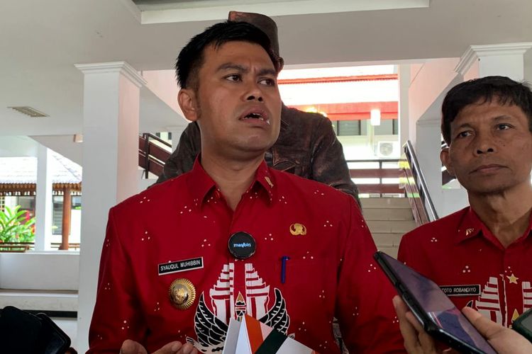 Wali Kota Blitar Syauqul Muhibbin alias Mas Ibin menjawab pertanyaan awak media di kompleks gedung Pemerintah Kota Blitar, Kamis (19 Juni 2025)