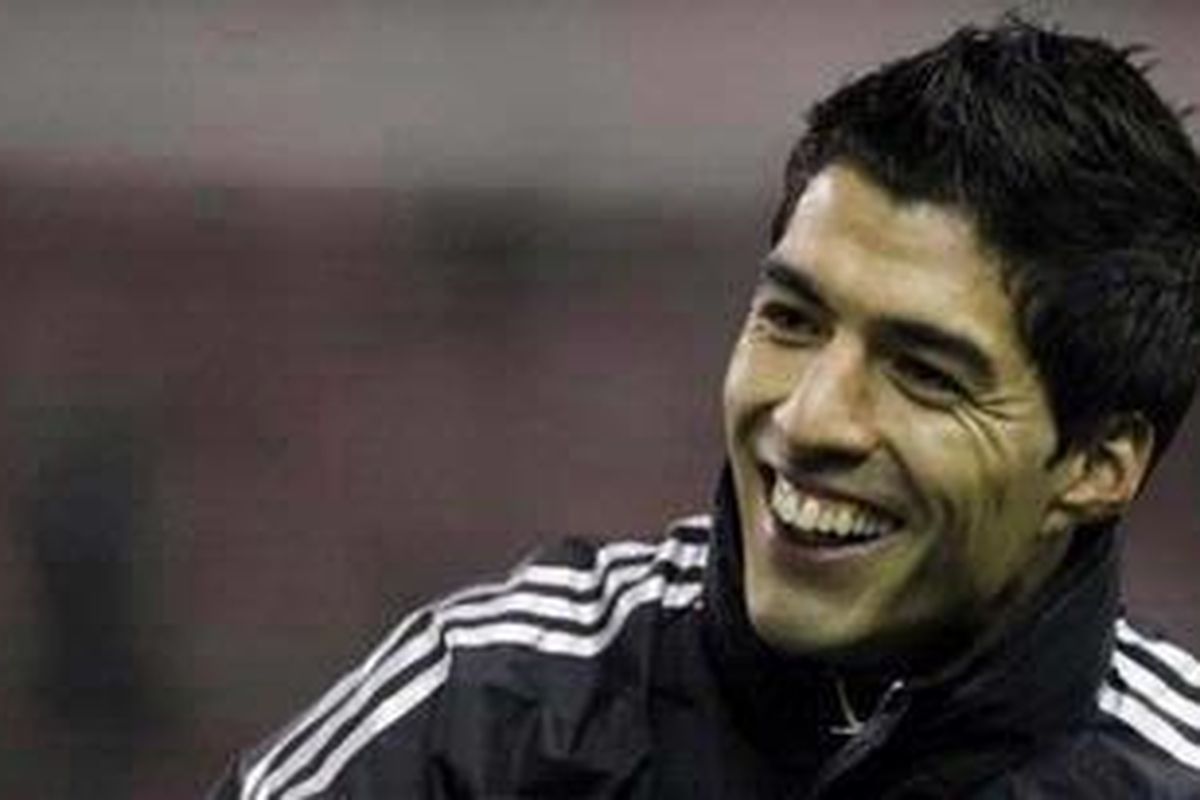 Penyerang Liverpool, Luis Suarez, melakukan pemanasan menjelang laga English Premier League melawan Tottenham Hotspur di Anfield, Senin (6/2/2012).
