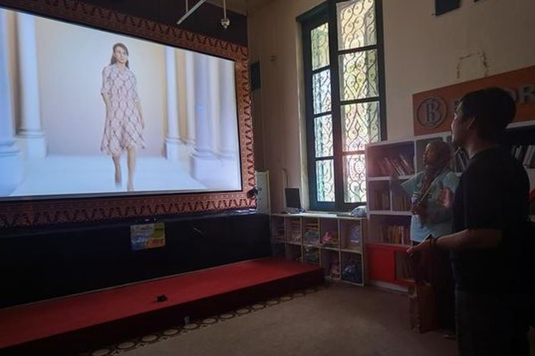 Simulasi mengenakan batik di Kids Zone, Museum Tekstil, Sabtu (6/5/2023)