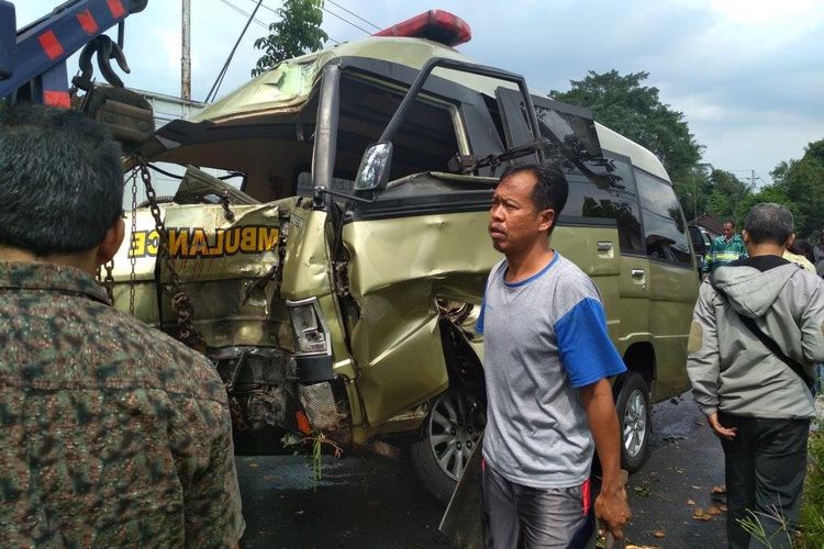 Proses evakuasi mobil ambulans yang mengalami kecelakaan di  Jalan Magelang-Purworejo, tepatnya di Dusun Kragilan, Desa Sriwedari, Kecamatan Salaman, Kabupaten Magelang, Jumat (5/4/2019). 