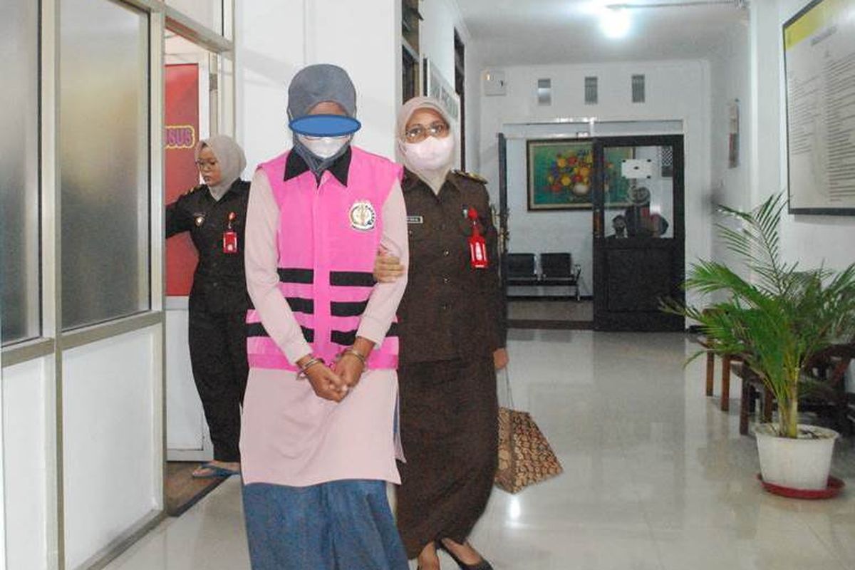 Kejaksaan Negeri Jember menetapkan ID, mantan pegawai honorer di Rumah Sakit Daerah (RSD) dr Soebandi sebagai tersangka tindak pidana korupsi pada Selasa (29/11/2022)