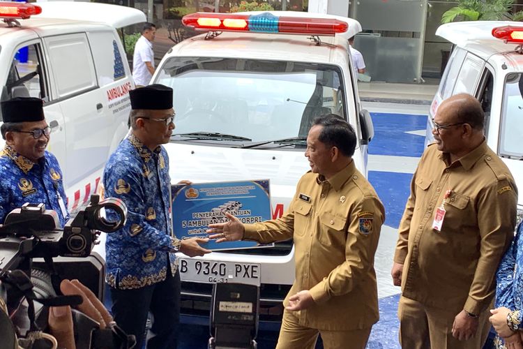KORPRI Serahkan 5 Ambulans ke Mendagri untuk Bantu Pemulihan Sumatera