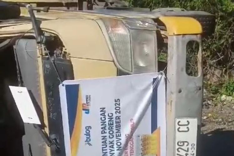 Truk Pengangkut Bantuan Pangan Terbalik di Kupang NTT, Beras Berserakan di Jalan