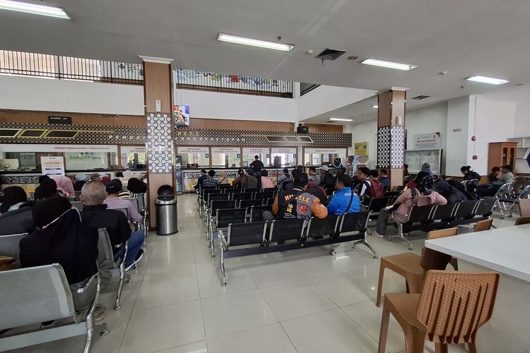 Suasana warga Kabupaten Bandung saat membayar pajak kendaraan bermotor di Samsat Soreang, Kabupaten Bandung, Jawa Barat, Rabu (2/7/2025)