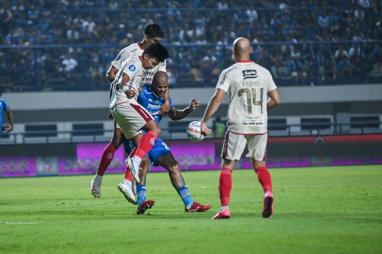 David da Silva penyerang Persib diapit beberapa pemain bertahan Bali United dalam pertandingan antara Persib vs Bali United pada pekan keenam Liga 1 2023-2024, Kamis (3/8/2023) di Stadion Gelora Bandung Lautan Api (GBLA).  