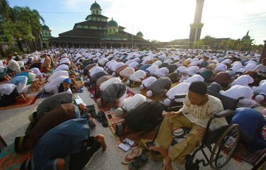 Umat islam melaksanakan shalat Id di Masjid Jami Banjarmasin, Kalimantan Selatan, Rabu (5/6/2019).Umat islam di seluruh Indonesia melaksanakan shalat Idul Fitri 1 Syawal 1440 Hijriah secara serentak sesuai dengan jadwal yang ditentukan Pemerintah.
