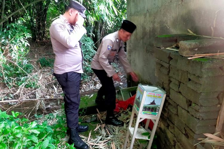 Polisi memeriksa lokasi temuan 11 kotak amal masjid dan mushalla di Kelurahan Karangtengah, Kecamatan Sananwetan, Kota Blitar, Senin (25/3/2024). 