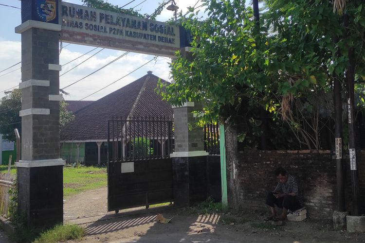 Seorang warga sedang duduk di depan Rumah Pelayanan Sosial (Rumpelsos) Demak, Selasa (11/6/2024). 