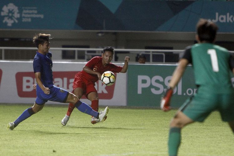 Pesepakbola Indonesia U-19 Syahrian Abimanyu (kanan) berebut bola dengan pesepakbola Thailand Nakin Wisetchat U-19  (kiri)  pada laga  PSSI Anniversary U-19 Tournament 2018 di Stadion Pakansari, Bogor, Jawa Barat,  Minggu (23/9/2018). Pertandingan tersebut berakhir imbang dengan skor 2-2.