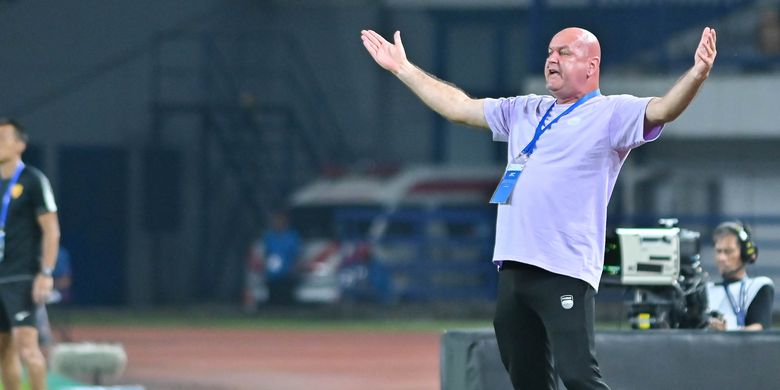 Ekspresi kesal pelatih Persib Bandung Bojan Hodak saat timnya banyak membuang-buang peluang dalam laga melawan Manila Digger FC, Rabu (13/8/2025) di Gelora Bandung Lautan Api (GBLA).