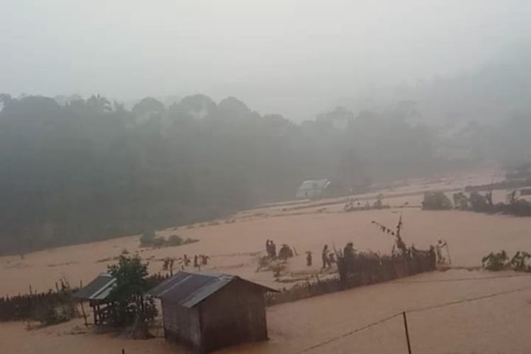 Banjir bandang menerjang sejumlah wilayah di dua kecamatan di Kabupaten Lebak, Jumat (6/12/2019.