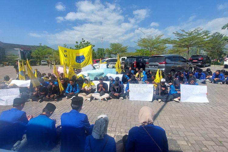 Anggota PMII Kota Salatiga menggelar demonstrasi di Rektorat UIN Salatiga