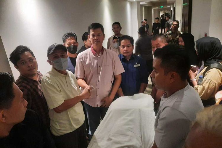 Jasad salah satu Kades berinisial MR yang dibawa pihak keluarga dan pihak kepolisian di salah satu hotel di Jalan Andi Djemma, Kecamatan Rappocini, Kota Makassar, Sulawesi Selatan (Sulsel), pada Kamis (9/5/2024) malam.