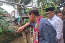 Blusukan di Mampang, Pramono Anung Tinjau Bantaran Kali Krukut yang Kerap Banjir