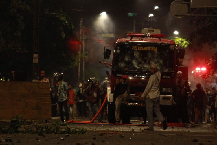 Massa aksi melakukan pembajakan sebuah mobil pemadam kebakaran saat terjadinya kericuhan di atas jalan layang Slipi Jaya, Jakarta, Rabu (22/5/2019). ANTARA FOTO/Muhammad Iqbal/wsj.