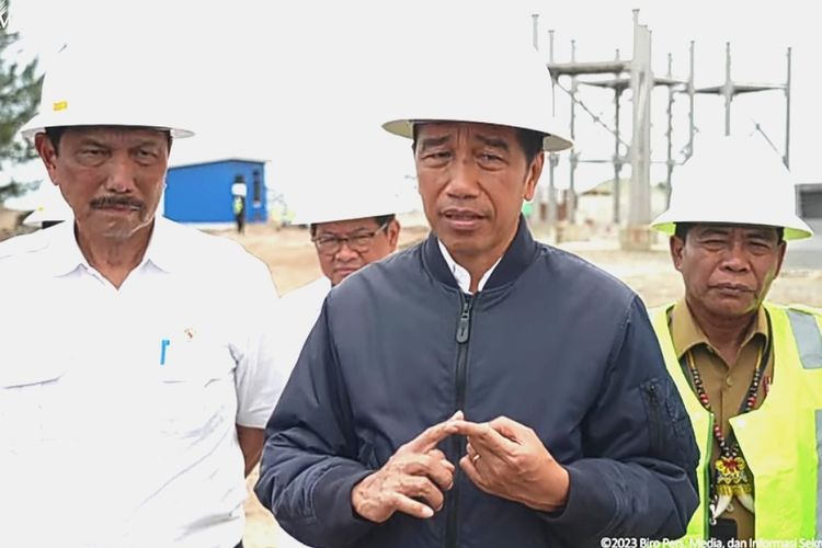 Presiden Joko Widodo memberikan keterangan pers usai mengunjungi Kalimantan Industrial Park Indonesia (KIPI) yang berada di Kabupaten Bulungan, Kalimantan Utara (Kaltara) pada Selasa (28/2/2023).